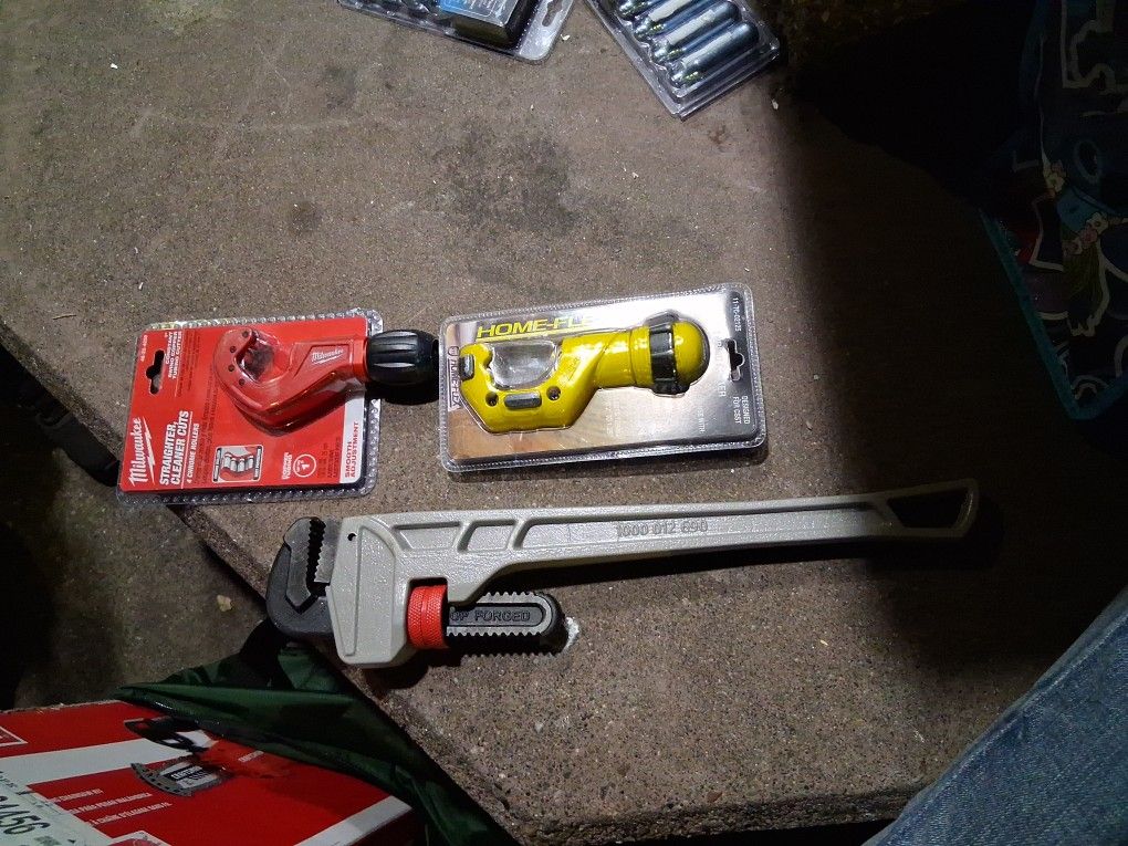 Husky 18" + 2 Pipe Cutters