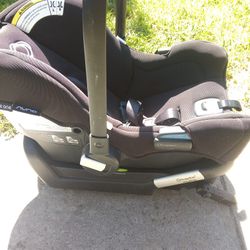 !! Baby Car seat Nuna Manufacturer Date 2021