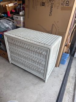 Dresser easy drawers good condition