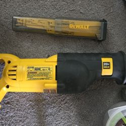 DeWalt 20V Reciprocating Saw With Blades 