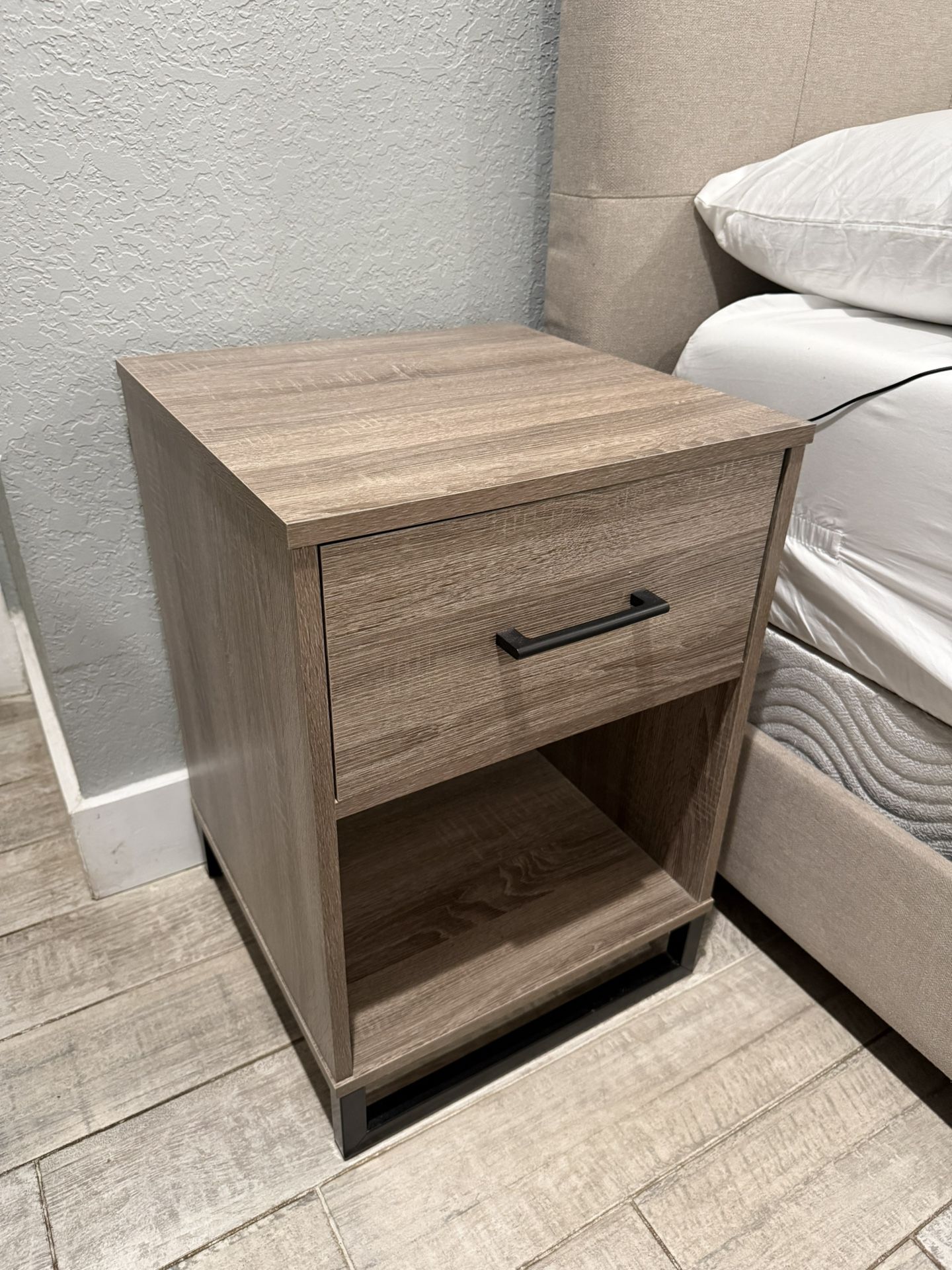 2 Night Stands Like New 