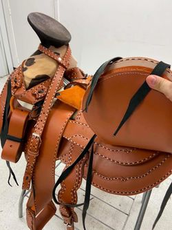 Montura charra de cuero cosido à mano con fuste forrado de cuero natural