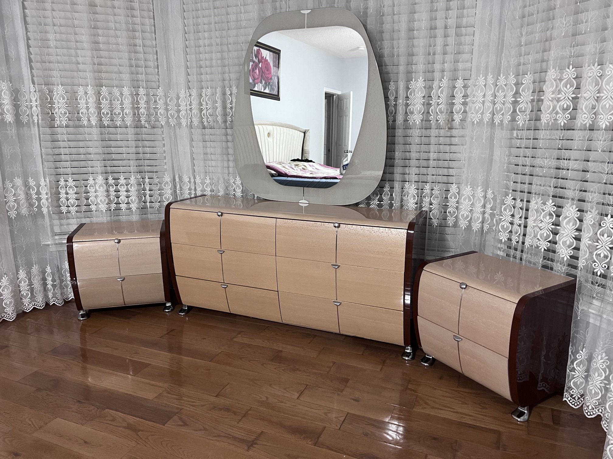 Dressers With Mirror And 2 Nightstands 