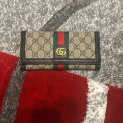 Gucci Wallet (ACCEPTING OFFERS)