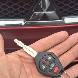 Car Keys And Remotes  / Llaves De Carro Y Controlles