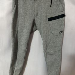 Nike Tech Joggers – Men’s – Light Gray