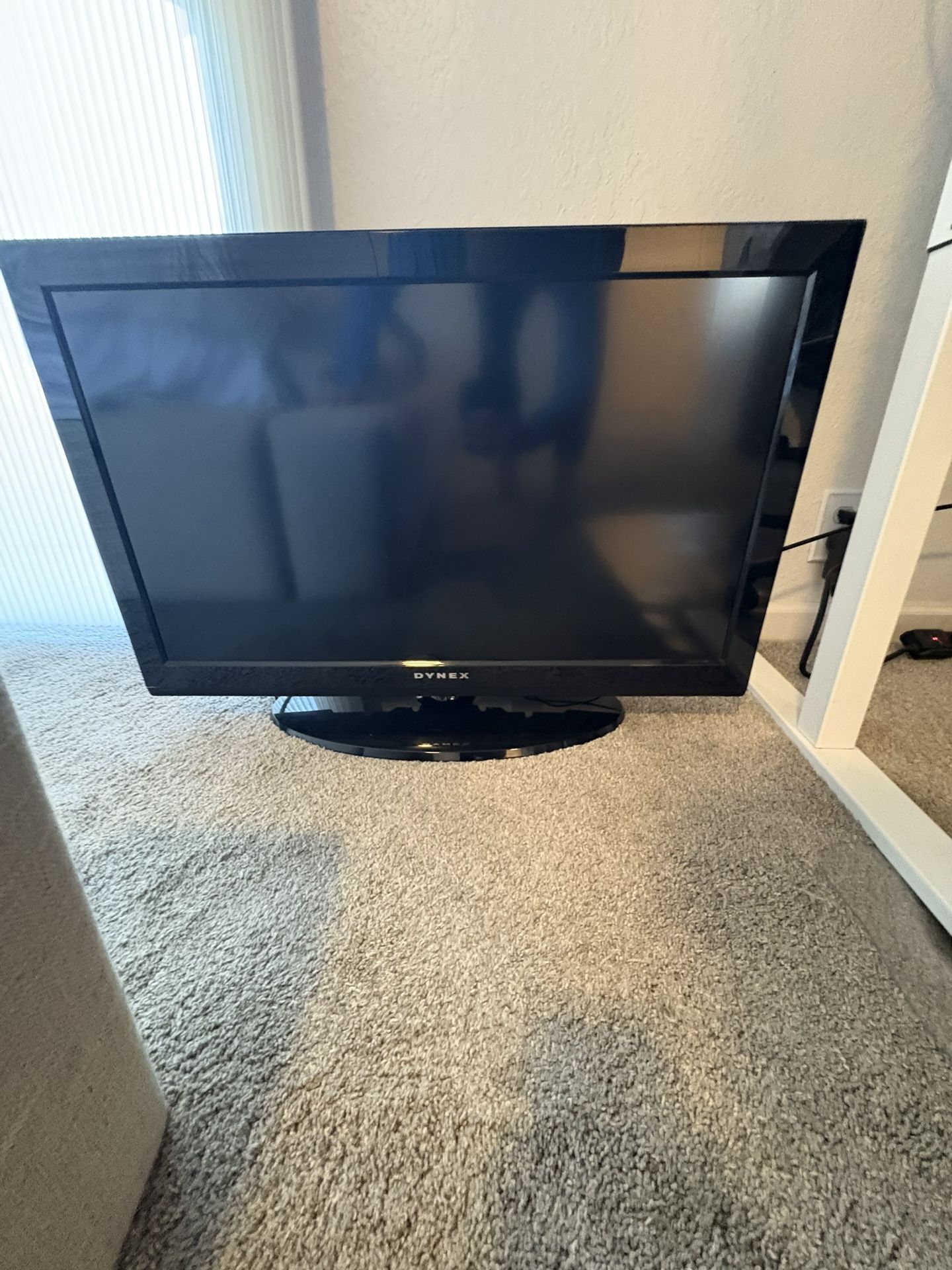 32” TV with Roku Included