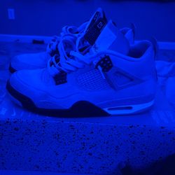  (10.5) Jordan 4s universal blue