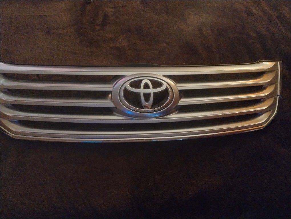 Toyota Avalon Grill 