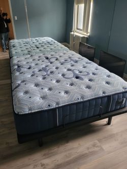 Stearns and Foster Estate Queen mattress with adjustable box spring. 10.5 in width. Never used.