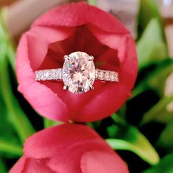 (Size 6) Brand New 2ct Oval Cut Moissanite Engagement Ring 925 Sterling silver 18k Gold Plated.