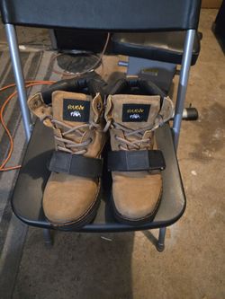 Cougar Paws tan size 9