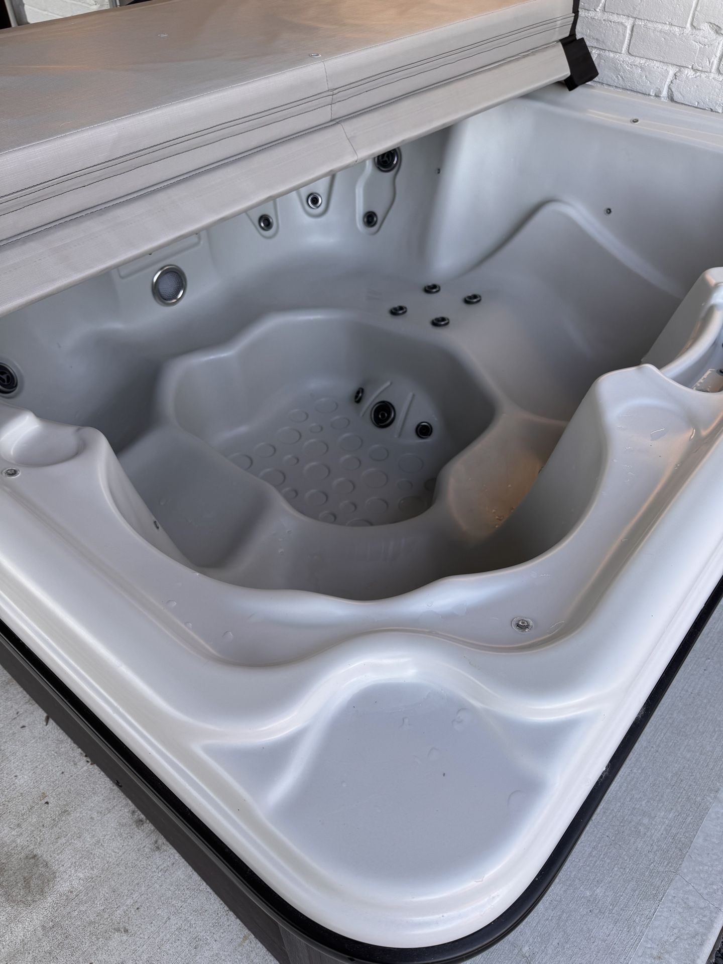 Viking spa Hot Tub - 2024 Royale Model