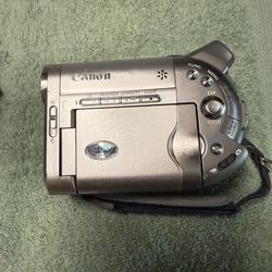 Canon DC20 2.2 MP DVD Camcorder w/10x Optical Zoom Color Silver  