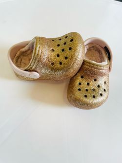 Crocs Classic Gold Fleece Lined Glitter Shoes Size 5c