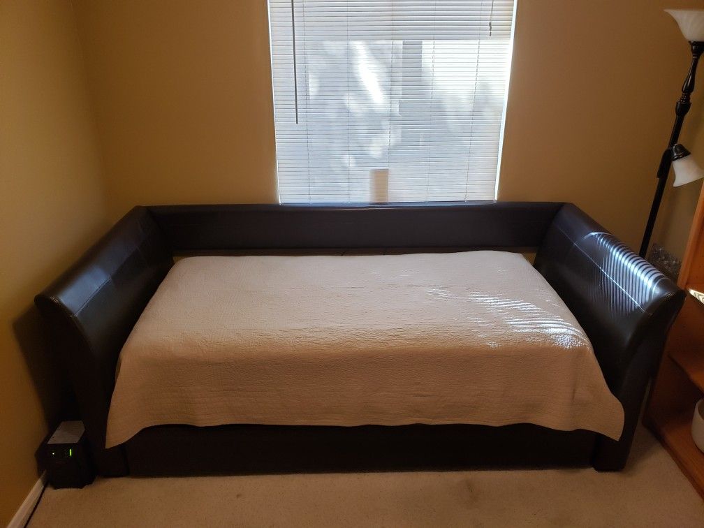 Costco Hilldale Melissa Daybed with Trundle for Sale in Mesa, AZ OfferUp