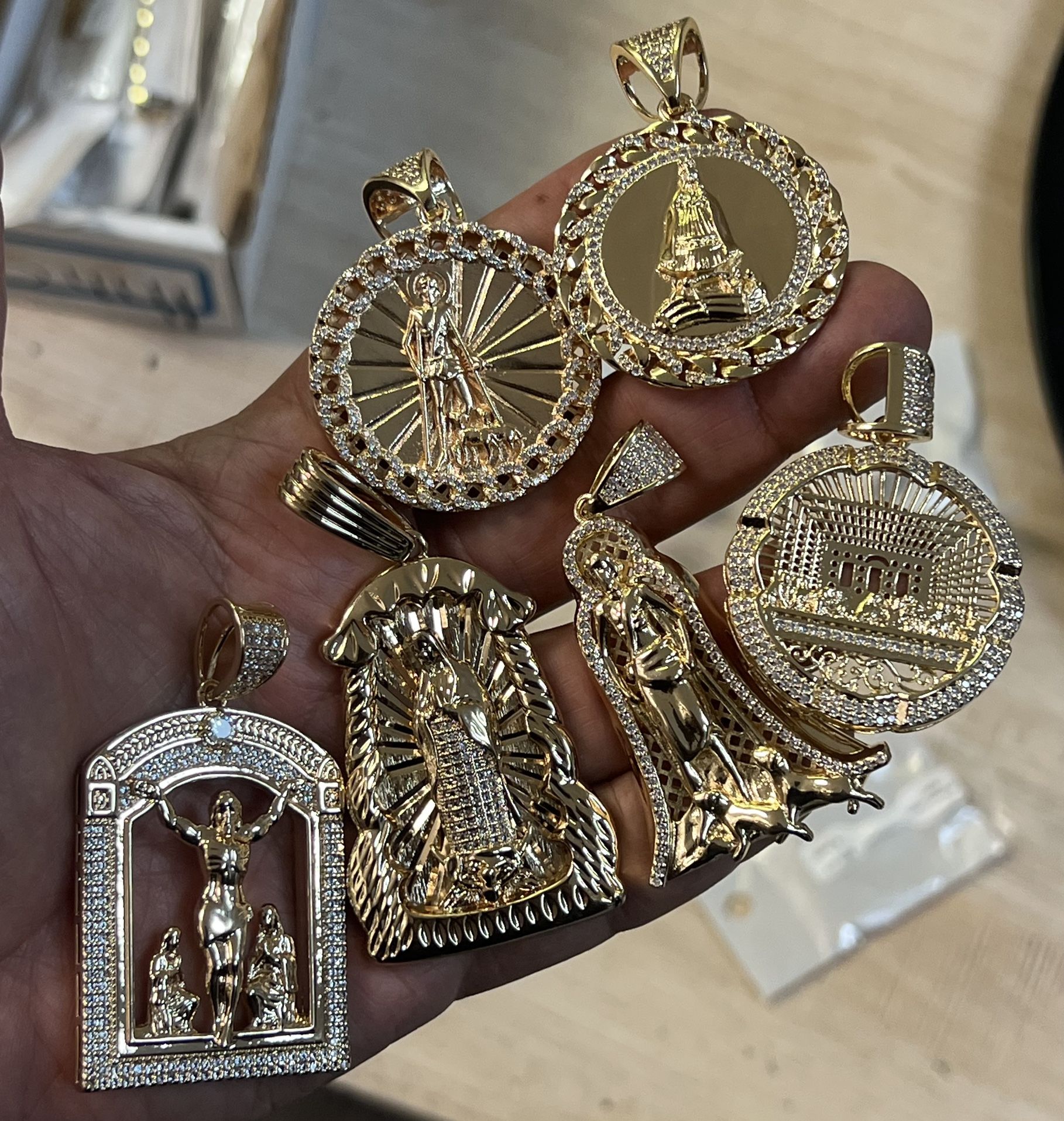 Beautiful Pendant - Best Quality💥💥💥 Must See In Person ‼️