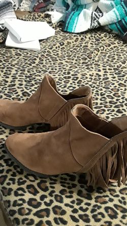 Women's short Fringe boots size 8