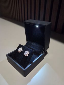 Moisinite Earing that come with box