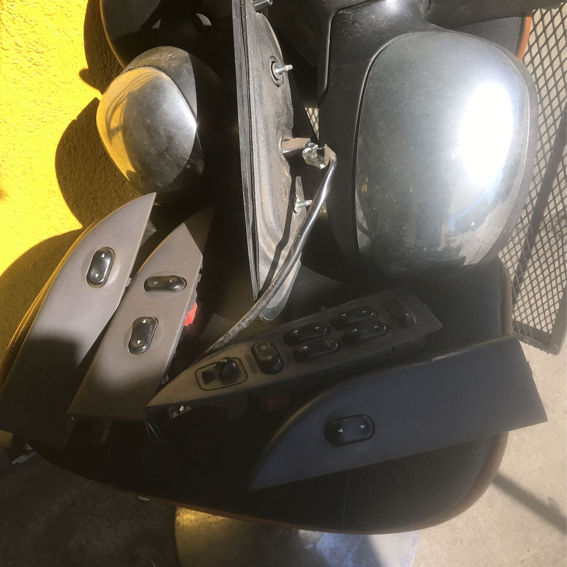 Espejos Y Los Suiches  De Las Puertas 2002 F 150 4 Puertas $150 Todo 
