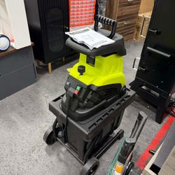 Wood Chipper Shredder, 1.8 Inch Cutting Diameter Garden Corded Electric Chipper, 15-AMP Electric Wood Chipper, Equipped with 10 Gallon Collecting Bin