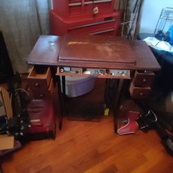 Singer Antique Sewing Machine. Excellent Condition Works Perfect With New Belt. Reduce Price.150.00