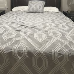 Queen Wood Bed expresso Barely Used