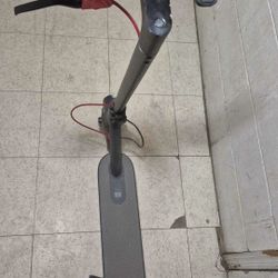 XIAOMI M365 Electric scooter (needs back tire repair and may need brake repair)