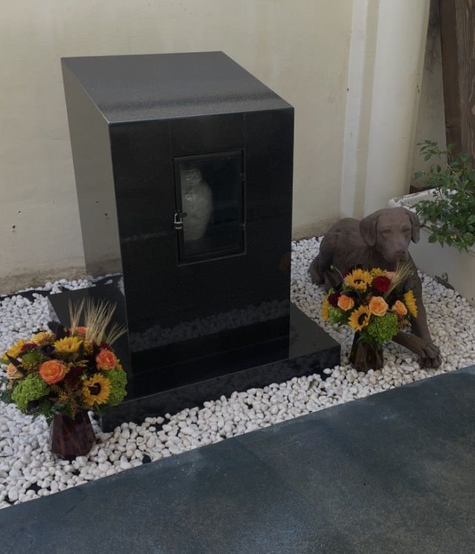 🖤 Custom Black Quartz Monument / Display with Glass /Monumento de Cuarzo Negro con Puerta de Vidrio Door