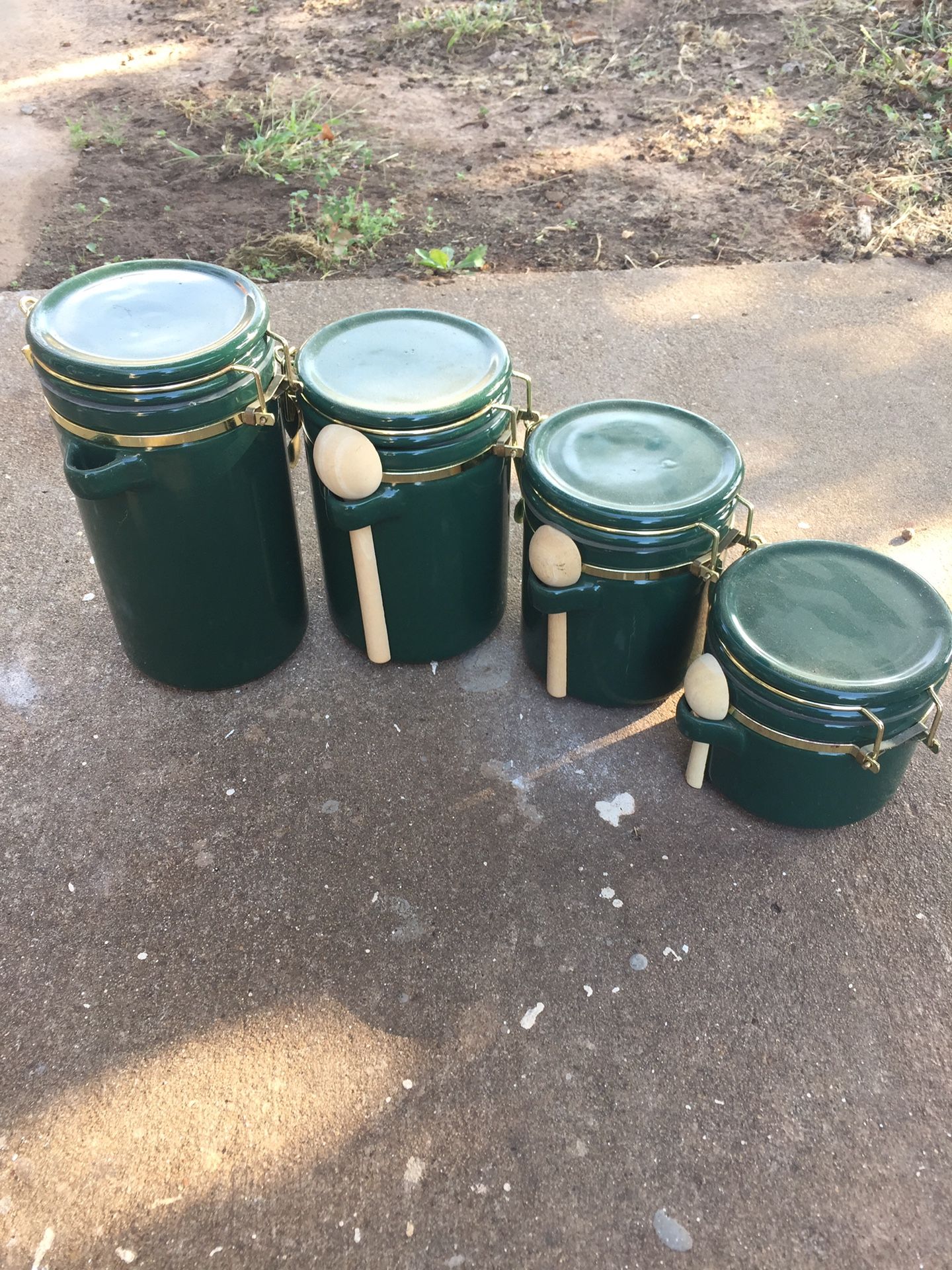 4 kitchen canisters