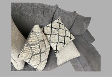 GRAY L SHAPED COUCH WITH 4 PILLOWS
