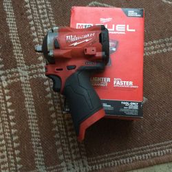 Milwaukee M12 Stubby Impact Wrench 3/8”