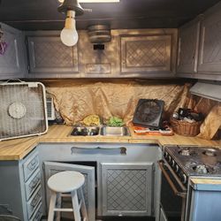 RV FOR SALE 2500 It Needs Very Littke Work ..I'm Painting Thw Kitchen Amd Bed  Only People Truly Interested Only 