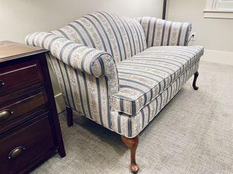 Beautiful Classic Traditional Sofa! Delivery Available!