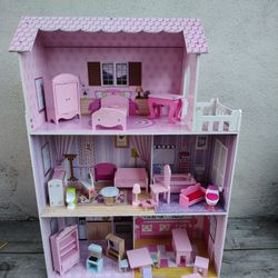 Girls Doll House And Accessories 