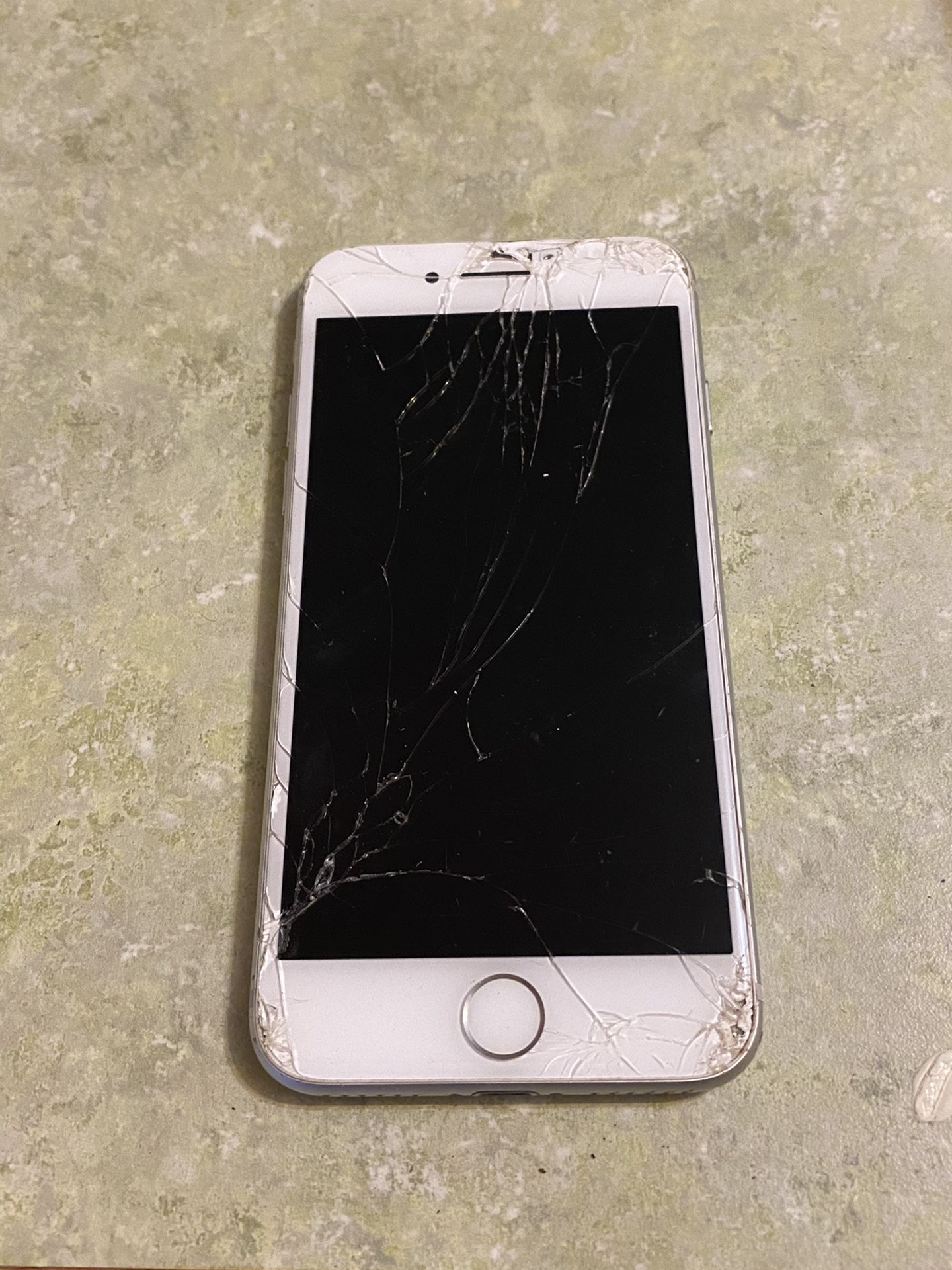 Unlocked silver iPhone 7 32gb cracked but fully functions