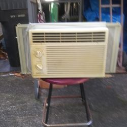 Goldstar: 5,200 BDU Room Air Conditioner.