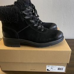UGG Harrison Cozy Lace Size 8