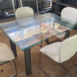 Italian Modern table, extendable with 4 white chairs