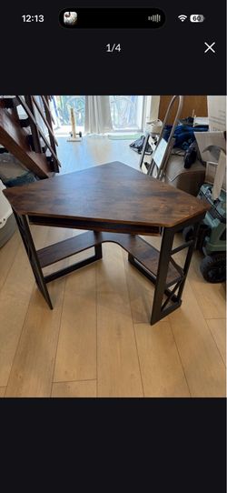 Corner desk table