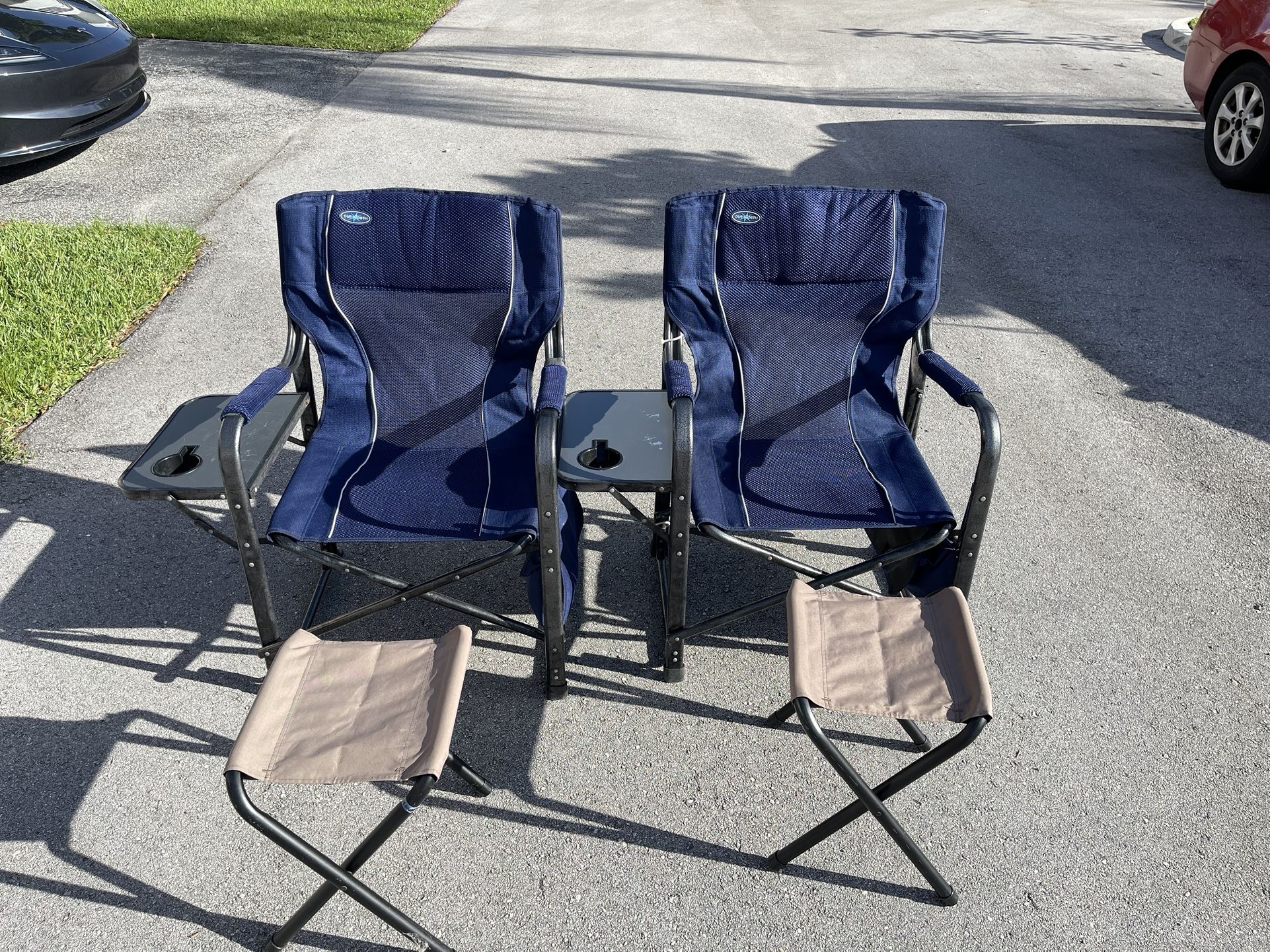 Foldable chairs with foot rests 