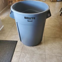 Rubbermaid Brute 55 Gallon Garbage Can 