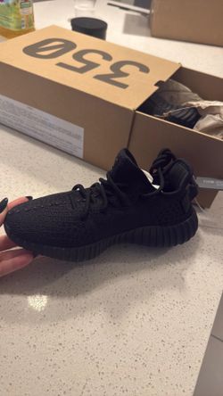 Yeezy boost 350 V2 NEW onyx  size 4 kids