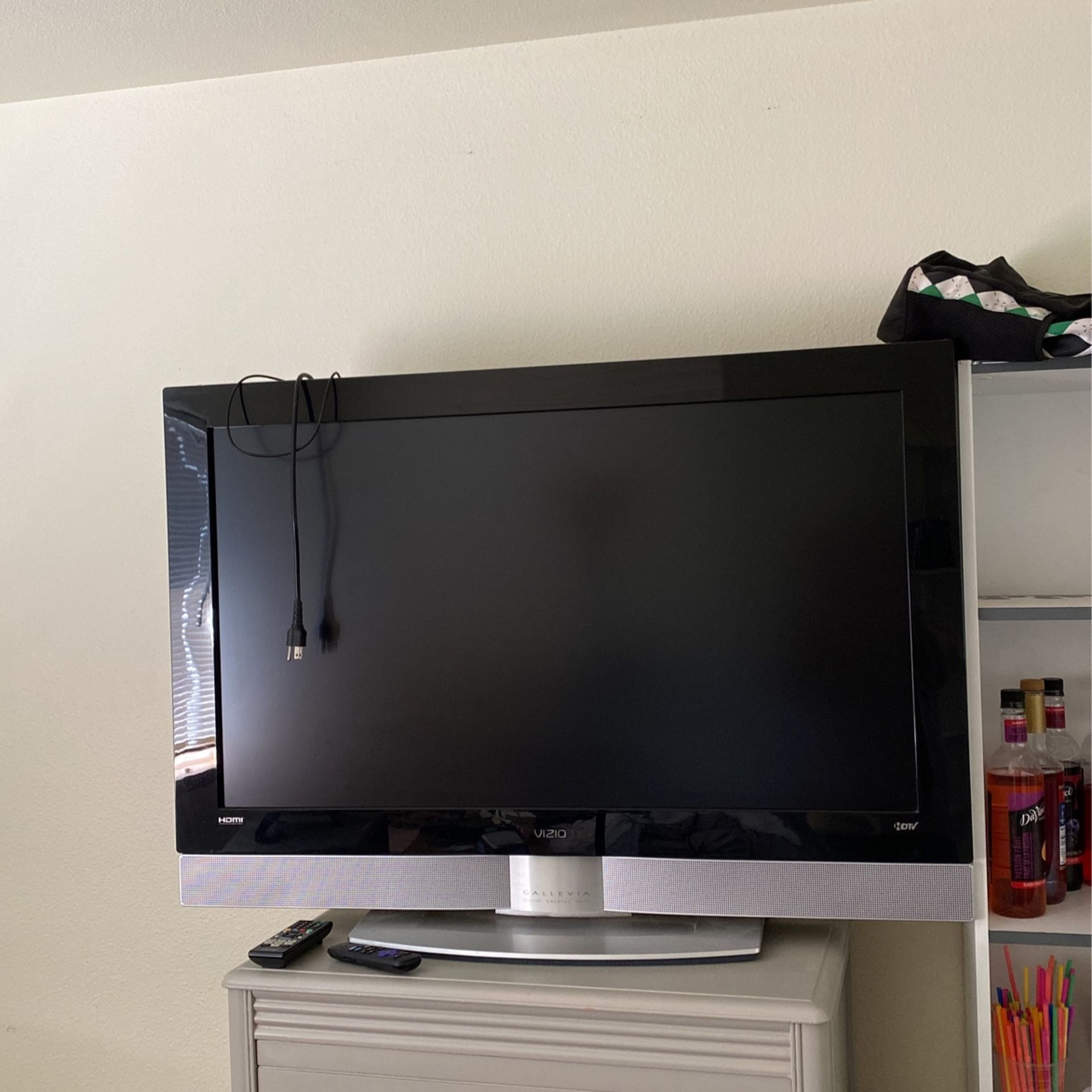 Large Tv, Comes With A Roku!!