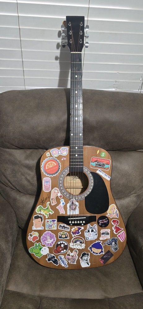 GUITARRA ACOUSTICA BURSWOOD, CON CALCAMONIAS $79