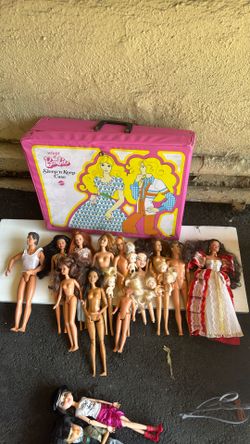 lot of old barbies and Clóset