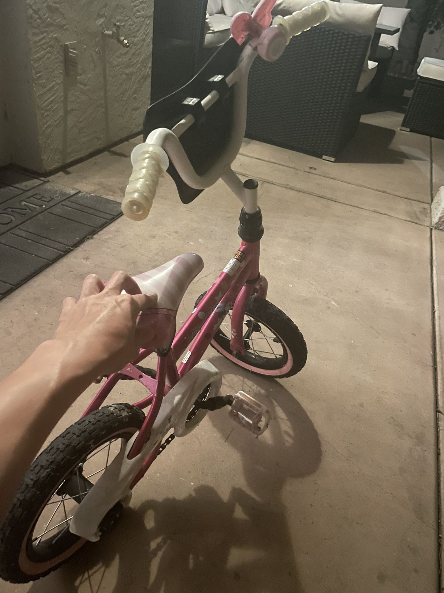 Girls minie mouse bike (great condition)