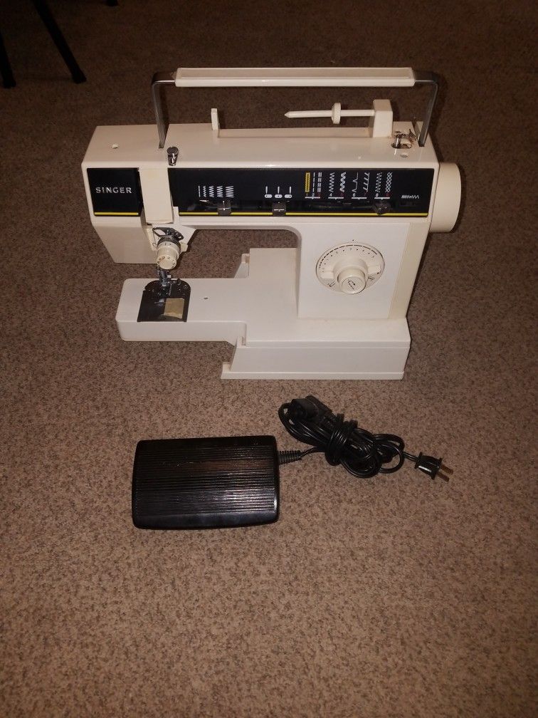 Vintage Singer Sewing Machine Powers On And Works, but needs fine tuned adjusted