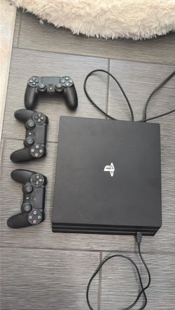 PS4 Pro + 3 controllers