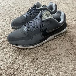 nike airmaxes